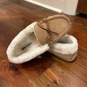 Minnetonka Light Brown Suede Moccasin Slippers
